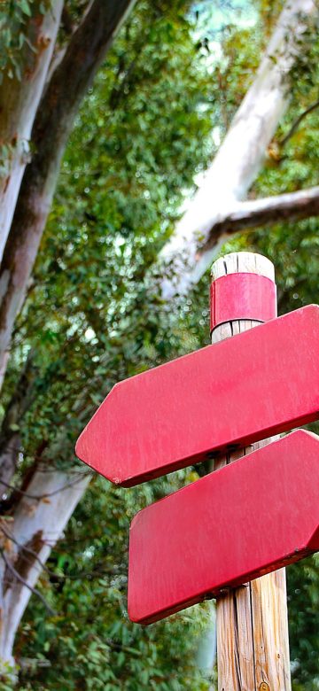 property App 属性对照表界面截图，左右两栏并排展示不同语境下的含义差异，关键差异点用金色高亮标出
